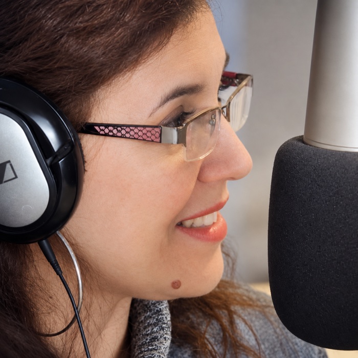 Jaqueline López Capua al micrófono de Radio Estudio Uno
